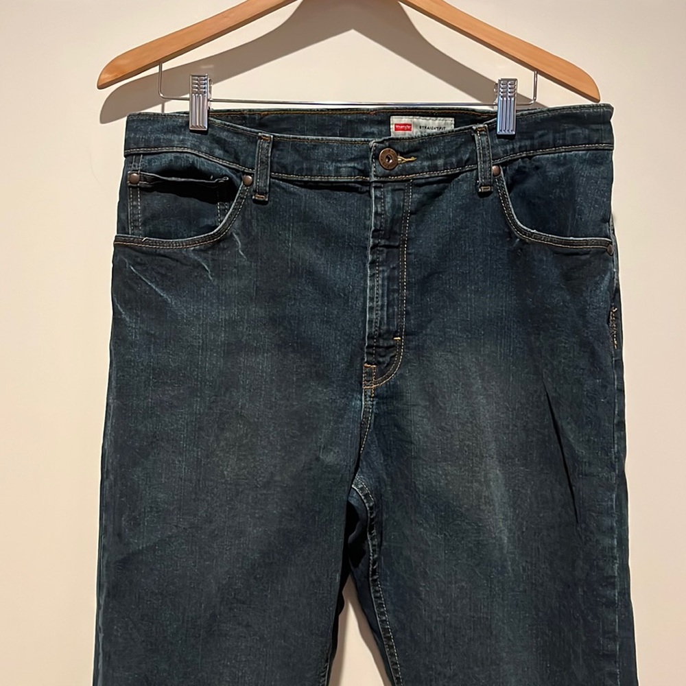 Wrangler straight fit jean 34 x 34. Clean line new. Classic jeans